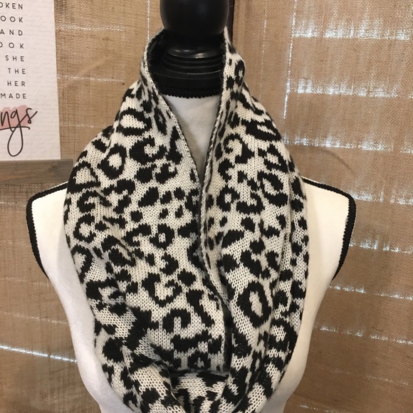 BLACK & WHITE REVERSABLE INFINITY SCARF - Picture 4 of 5